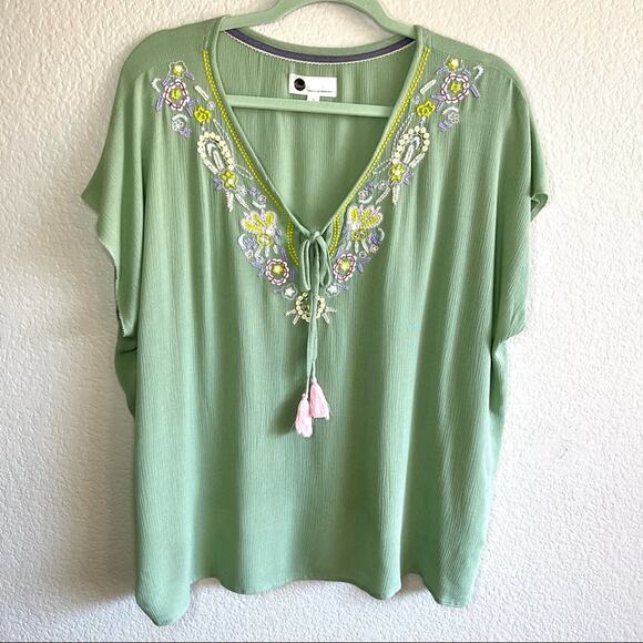 Anthropologie light green embroidered and sequin blouse size small - Picture 3 of 10